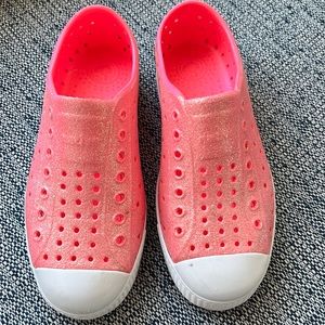 Girls size J1 pink glitter Native Jefferson shoes